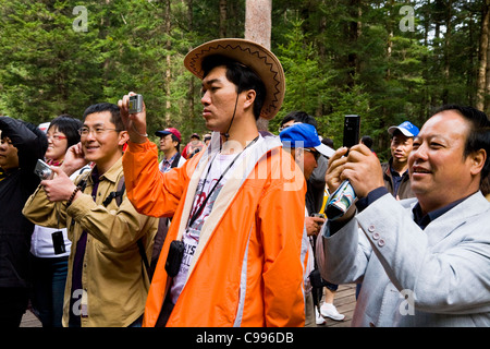 Chinesische Mittelschicht-Touristenfotografen / Touristen, die Fotos/Fotos im chinesischen Naturpark machen – Jiuzhaigou-Tal in Sichuan. China. Stockfoto