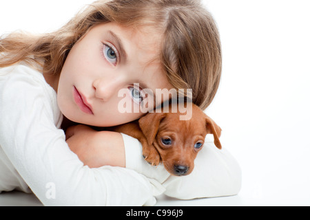 Brünette junge Mädchen mit Mini Pinscher Haustier Maskottchen Hund auf weißem Hintergrund Stockfoto