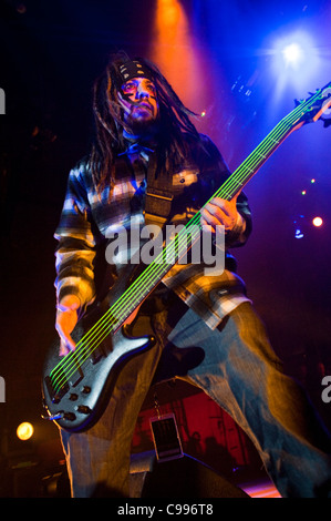 Korn führen auf der Bühne im Portland Memorial Coliseum in Portland, Oregon, USA auf die Musik als A Waffe Tour am 15.03.2011. Stockfoto