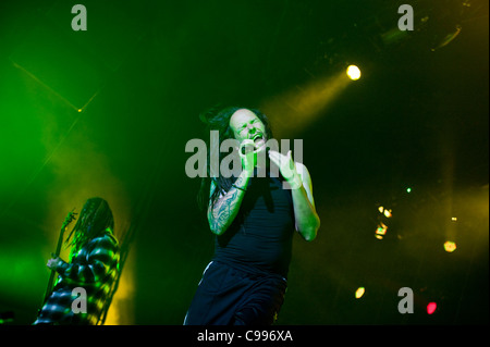 Korn führen auf der Bühne im Portland Memorial Coliseum in Portland, Oregon, USA auf die Musik als A Waffe Tour am 15.03.2011. Stockfoto