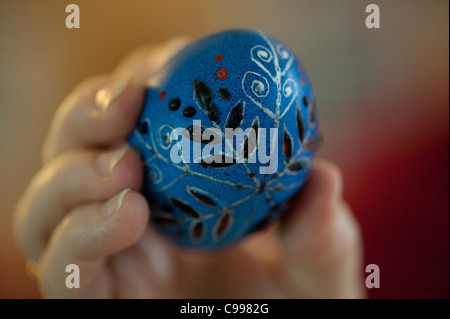 Hand hält Pisanki Ei oder verzierte Ei in der polnischen Tradition. Stockfoto