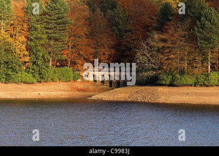 Gewölbte Straße Brücke, Derwent Reservoir, Herbst Wald, obere Derwent Valley, Derbyshire, England, UK Stockfoto