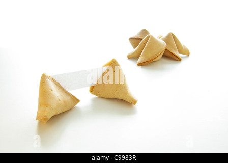 Asiatische Glückskekse mit leerem Papier isoliert auf weißem Hintergrund. Stockfoto