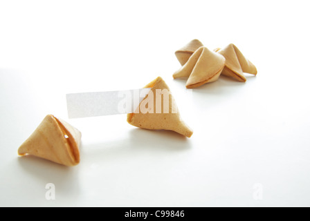 Asiatische Glückskekse mit leerem Papier isoliert auf weißem Hintergrund. Stockfoto