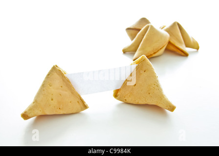 Asiatische Glückskekse mit leerem Papier isoliert auf weißem Hintergrund. Stockfoto