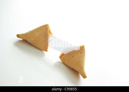 Asiatische Glückskekse mit leerem Papier isoliert auf weißem Hintergrund. Stockfoto