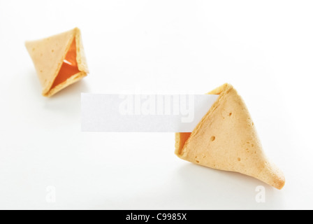 Asiatische Glückskekse mit leerem Papier isoliert auf weißem Hintergrund. Stockfoto