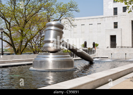 Der Hammer, ein Edelstahl-Skulptur in den Wasserbecken des Ohio Judicial Center in Columbus, Ohio. Stockfoto