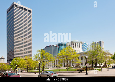 Die Ohio State House, umgeben von Hochhaus Wolkenkratzer in der Innenstadt von Columbus, Ohio. Stockfoto