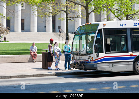 Übergewichtige Frau in der Schlange Linienbus vor dem Statehouse in der Innenstadt von Columbus, Ohio. Stockfoto