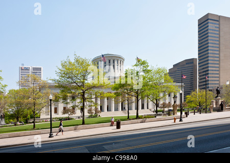 Die Ohio State House, umgeben von Hochhaus Wolkenkratzer in der Innenstadt von Columbus, Ohio. Stockfoto