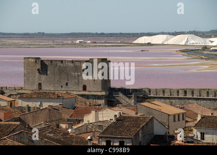 Blick von der Altstadt, die Stadtmauer von Aigues-Mortes in der Camargue, Südfrankreich, auf den Salzwiesen Stockfoto