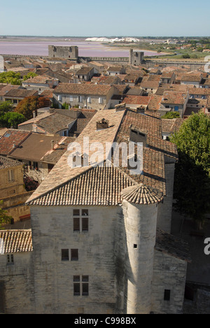 Blick von der alten Stadtbefestigung von Aigues-Mortes in der Camargue, Südfrankreich, auf den Salzwiesen Stockfoto