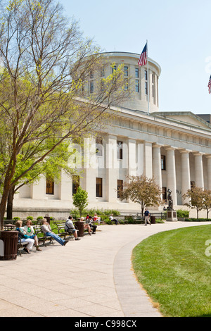 Arbeitnehmer genießen das Frühlingswetter während Mittagessen Brot an der Ohio State House in der Innenstadt von Columbus, Ohio. Stockfoto