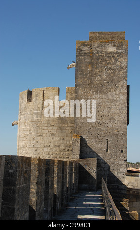 Attika wallk der Ville, Altstadt, in der Nähe von Aigues-Mortes in der Camargue, Südfrankreich, mit Turm Stockfoto