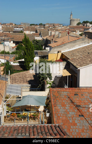 Blick von der Altstadt Wälle und Mauern von Aigues-Mortes in der Camargue, Südfrankreich, in Richtung Tour de Constance Stockfoto