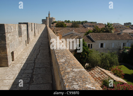 Brüstungsgang der Ville in der Nähe, Altstadt, von Aigues Mortes in Camargue, Südfrankreich, mit Turm Stockfoto