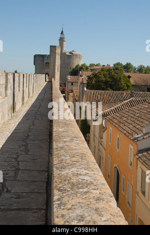 Brüstungsgang der Ville in der Nähe, Altstadt, von Aigues Mortes in Camargue, Südfrankreich, mit Turm Stockfoto