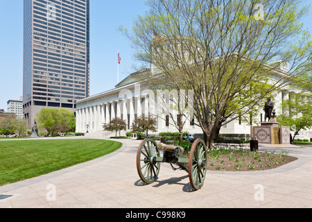 Bürgerkrieg-Ära Canon an der Ecke von der Ohio State House in der Innenstadt von Columbus, Ohio. Stockfoto