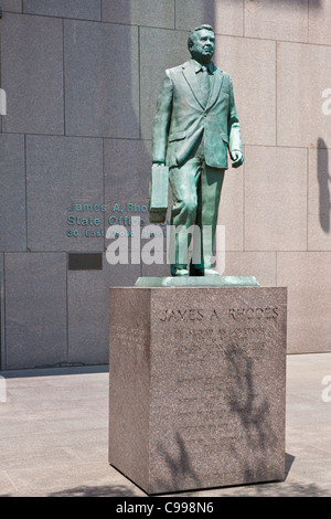 Statue des James A. Rhodes vor der State Office Tower in der Innenstadt von Columbus, Ohio. Stockfoto