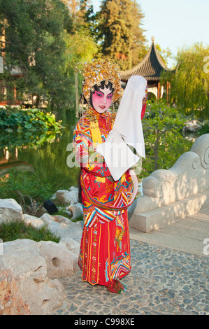 Kinder in traditionelle chinesische Oper Kostüme gekleidet. Stockfoto