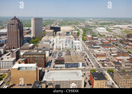 Luftaufnahme der Innenstadt von Columbus, Ohio, die James A. Rhodes State Office Building Blick nach Norden entnommen. Stockfoto