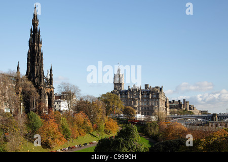 Walter Scott Monument und Balmoral Hotel, Edinburgh, Schottland, Großbritannien Stockfoto