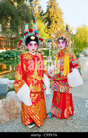 Kinder in traditionelle chinesische Oper Kostüme gekleidet. Stockfoto