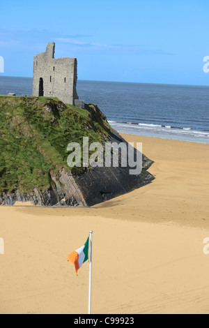 ein Blick auf den Strand in Ballybunion co Kerry Irland mit irischen Flagge Stockfoto