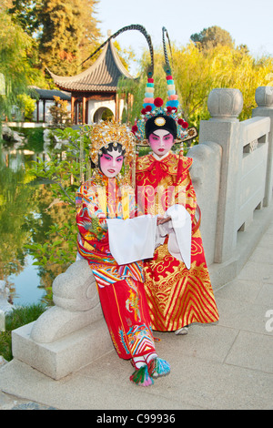 Kinder in traditionelle chinesische Oper Kostüme gekleidet. Stockfoto