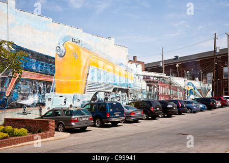 Züge, ein Wandgemälde an einem Gebäude im Stadtteil kurz nördlich von Columbus, Ohio. Stockfoto