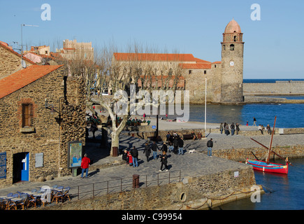 Wintertag auf dem Maler und Fischerei Dorf von Collioure mit der Wehrkirche und der Hafen am Côte Vermeille, Roussillon Stockfoto