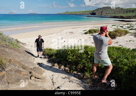 Touristen nehmen Foto auf Meeresschildkröten nisten Strand auf Espanola Island, Galapagos, Ecuador. Stockfoto