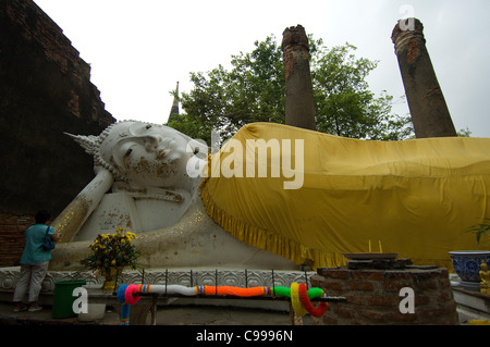 Diese massive liegende Buddha, Hemden gehüllt in gelb, liegt in der Nähe des Chao Phraya River in der alten thailändischen Hauptstadt Ayutthaya. Stockfoto