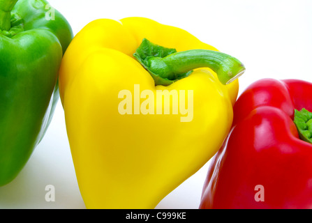 Drei frische Paprika auf weißem Hintergrund Stockfoto