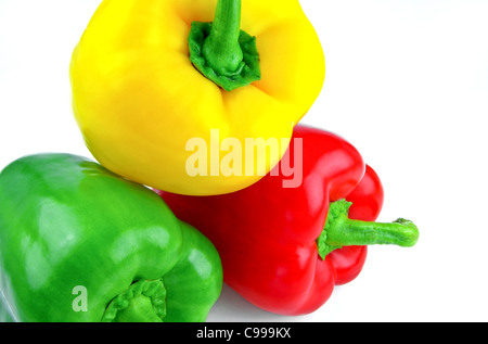 Drei frische Paprika auf weißem Hintergrund Stockfoto