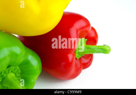 Drei frische Paprika auf weißem Hintergrund Stockfoto