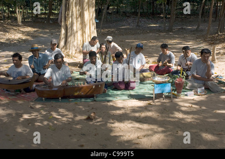 Ein Orchester bestehend aus Landminenopfer außerhalb der Tempel Banteay Srei in Angkor in Kambodscha. Es gibt viele andere. Stockfoto