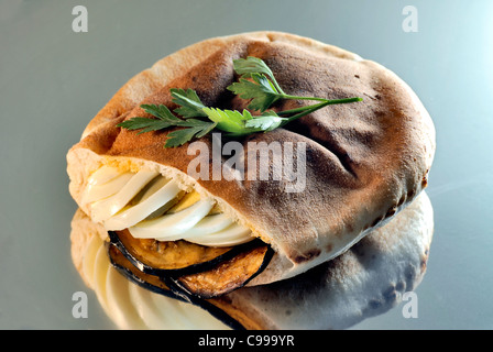 Aubergine und gekochtes Ei in eine Pita (Sabich) eine beliebte aus dem Mittleren Osten Fast-Food und snack Stockfoto