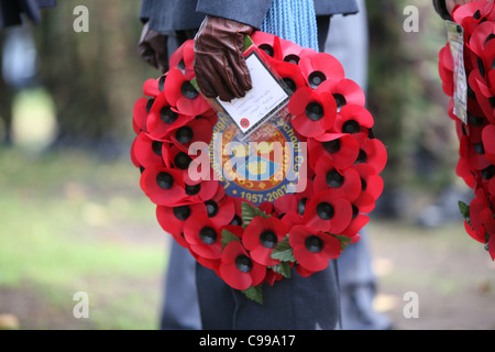 ein Soldat mit einem Kranz bei einer Erinnerung Sonntag parade Stockfoto