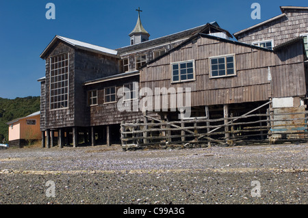 Die Strände von Chiloé in Chile gehören zu den nur wenige Orte, wo man noch Palafitos, traditionelle Häuser auf Stelzen gebaut sehen können. Stockfoto