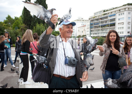 Männer Verkauf von Samen, die Tauben auf dem Syntagma-Platz, Athen, Griechenland zu ernähren. Foto: Jeff Gilbert Stockfoto