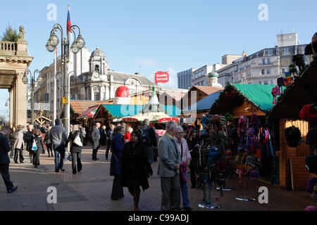 Shopper und Stände auf der Birmingham Deutsch Market.Taken am Tag Eröffnung 17. November 2011. Stockfoto