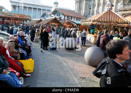Menschen sitzen rund um Brunnen in Victoria Square während der deutschen Market.Taken am Tag Eröffnung 17. November 2011. Stockfoto