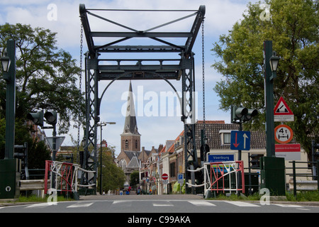 Zugbrücke über den Kanal in der Stadt von Voorburg am Stadtrand von Den Haag, Niederlande Stockfoto