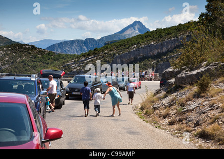 Touristen an einem Aussichtspunkt am Verdon-Schlucht, Alpes de Haute Provence, Süd-Ost-Frankreich. Stockfoto