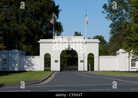 Eingangstor der offiziellen Residenz der Botschafter der Vereinigten Staaten im Phoenix Park in Dublin, Irland Stockfoto