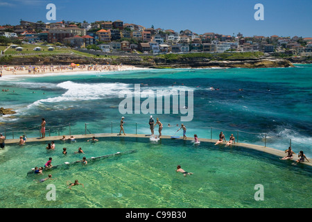 Schwimmer in den Bädern Bronte - ein beliebte Ozean gefüllt Pool am Bronte Beach.  Sydney, New South Wales, Australien Stockfoto