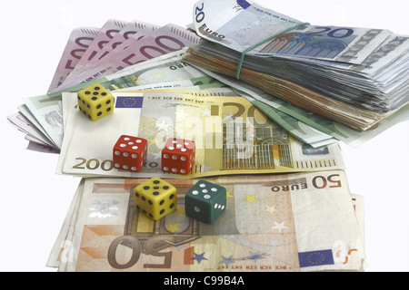 Geld und Würfel auf dem weißen Hintergrund Stockfoto