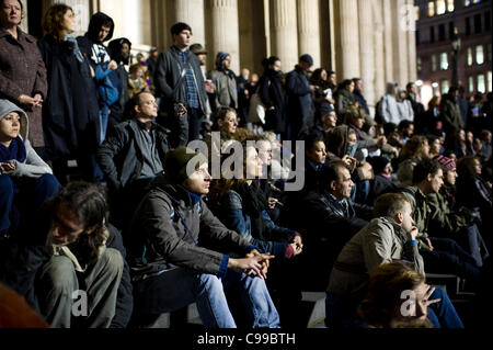 London, 17. November 2011. LSX zu besetzen. Eine Menschenmenge sitzt auf den Stufen des St.Pauls Occupy Rechtsanwalt anhören, John Cooper QC erklären die Bedeutung des 1800hr-Termin für das Camp, die Website zu verlassen. Die 1800 hr Frist zu die Website zu beenden ohne Zwischenfälle. Stockfoto